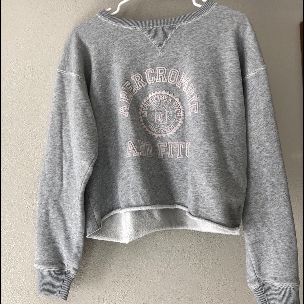 Cute grey crewneck!!